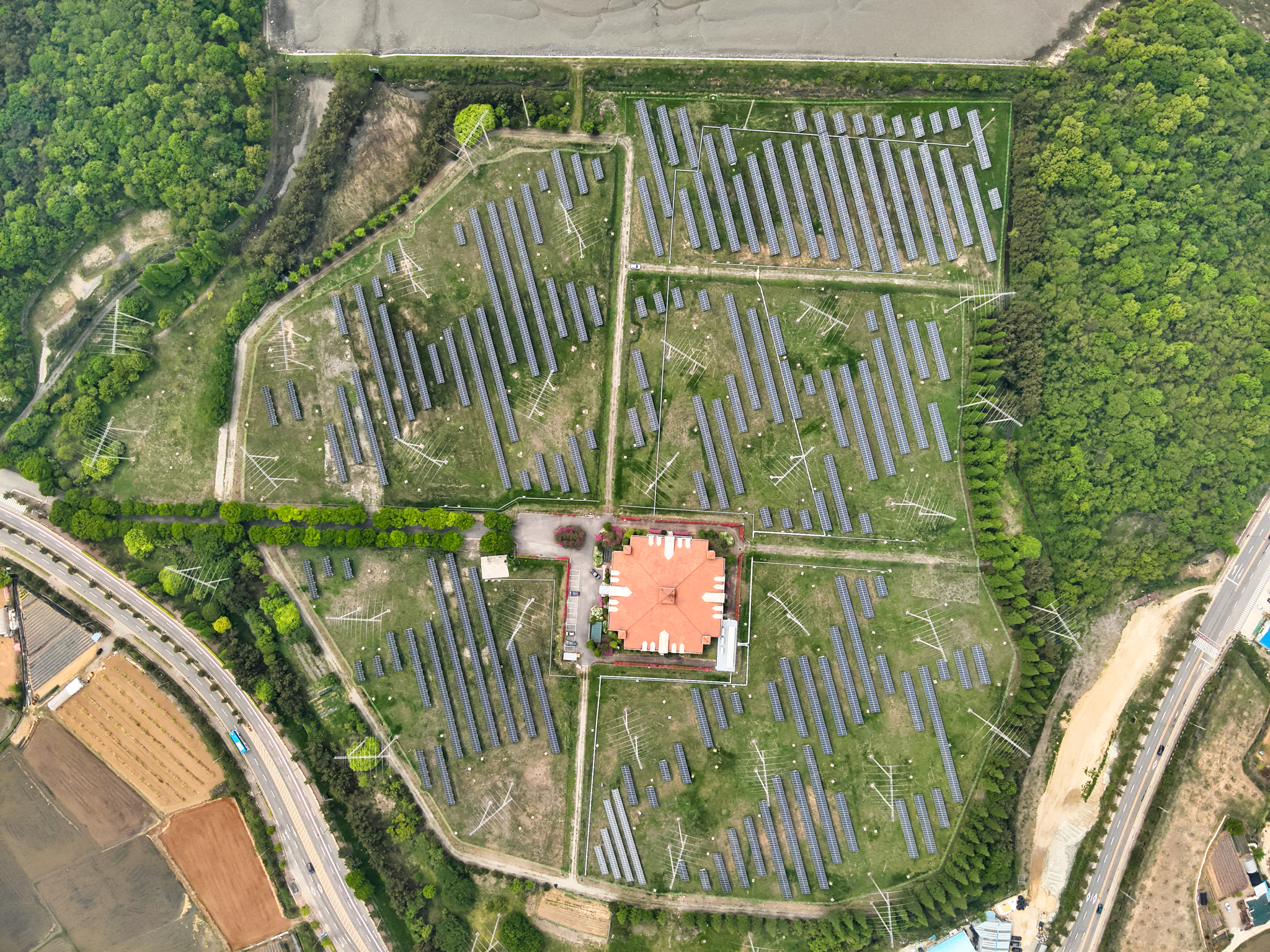 경기 화성시 화성송신소 철탑 구조물